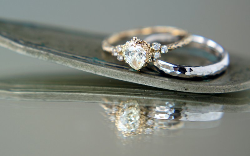 プラチナのシンプルな鎚目の結婚指輪と可愛らしいTimeの婚約指輪
