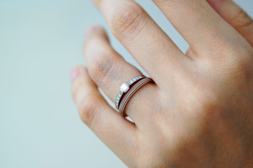 婚約指輪と結婚指輪の重ね付けイメージ